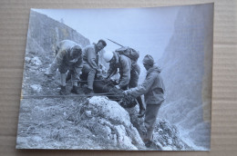 Original Photo Press 16x21cm 1961 Three Dead Alpinists Retreved From Watzmann E-side Mountaineer Mountaineering Escalade - Sporten