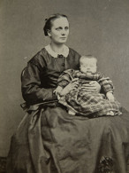 Photo CDV Victoire Lyon  Femme Assise, Tenant Sur Ses Genoux Un Bébé En Robe à Carreaux  Sec. Emp. CA 1865 - L681 - Alte (vor 1900)