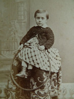 Photo CDV E. Léon  Lyon  Jeune Enfant Assis Sur Un Meuble  Robe à Carreaux  Cerceau Sec. Emp. CA 1865-70 - L681 - Anciennes (Av. 1900)