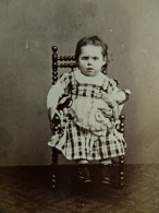 Photo CDV E. Léon  Lyon Petite Fille Assise Tenant Une Poupée  Robe à Carreaux Sec. Emp. CA 1865-70 - L681 - Old (before 1900)