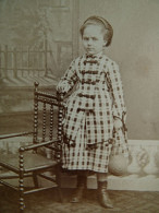 Photo CDV E. Léon  Lyon  Petite Fille Tenant Un Ballon Dans Un Filet  Robe à Carreaux Sec. Emp. CA 1865-70 - L681 - Alte (vor 1900)