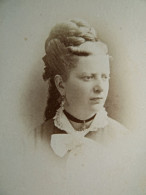 Photo CDV Escudié  Lyon  Portrait Femme  Coiffure Avec Grosse Tresse  CA 1875-80 - L681 - Alte (vor 1900)