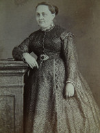 Photo CDV Terrisse  Lyon  Femme Corpulente Accoudée Sur Un Meuble  Robe Imprimée Sec. Emp. CA 1865 - L681 - Old (before 1900)