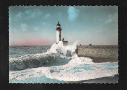 Le Tréport Le Phare Un Jour De Tempête - Le Treport