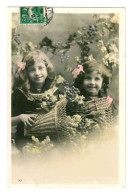 CPA FANTAISIE ENFANT . FILLETTES . FLEURS 1910 - Gruppi Di Bambini & Famiglie