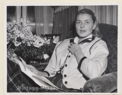 Ingrid Bergman Preparing Her Role In 'Tea In Sympathy' (Vintage Press Photo 1956) - Célébrités