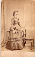 Photo CDV D'une Femme   élégante Posant Dans Un Studio Photo A  London - Anciennes (Av. 1900)