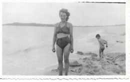 Jeune Femme En Maillot De Bains Et Couple De Femmesen Maillot De Bains ( 2 Photos ) - Anonieme Personen