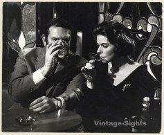 Ingrid Bergman & Man Have A Drink (Vintage Press Photo 1960s) - Famous People