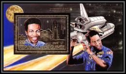 85823/ N° 142 A Espace (space) Shuttle BLUFORD Guinée Guinea OR Gold Stamps ** MNH  - Afrique