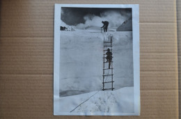 Original Photo Press 17x23cm 1936 Crevasse On Mont Blanc Alpinisme Mountaineering Escalade - Sporten