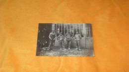 CARTE POSTALE PHOTO ANCIENNE CIRCULEE DE 1914../ PAUSE CIGARETTE OUVRIERS LIEU NON SITUE.. - Photos
