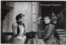 Ingrid Bergman & Actress On Stage (Vintage Press Photo 1960s) - Célébrités