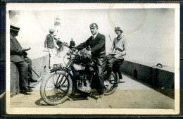 CARTE PHOTO - MOTO SUR UN QUAI ARRIERE PLAN PHARE - IMMAT.8449YA1(SEINE ET OISE) 12/07/1929 - TRIUMPH TYPE H - BEAU PLAN - Motorbikes