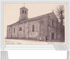 Cpa  Réf-JP-T001 ( Dép-03 à  BAYET  )   Un Couple Et Enfants Devant L' Eglise  Sur Le Mur Des Affiches - Sonstige & Ohne Zuordnung