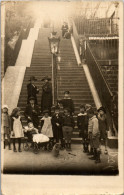 CP Carte Photo D'époque Photographie Vintage Groupe Paris Montmartre Escalier  - Couples