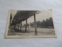 MAMERS ( 72 Sarthe ) LA PLACE DE LA REPUBLIQUE  ANIMEES VIEILLES AUTOS ET COMMERCES DANS LE FOND 1945 CACHET MILITAIRE - Mamers