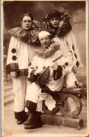 CP Carte Photo D'époque Photographie Vintage Groupe Trio Pierrot Déguisement  - Couples