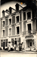 CP Carte Photo D'époque Photographie Vintage Hotel à Situer Groupe  - Couples