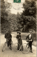 CP Carte Photo D'époque Photographie Vintage Trio Groupe Vélo Bicyclette - Coppie