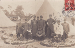 PHOTO MILITAIRES  ENTOURANT UN  PARTERRE OU L' ON PEUT LIRE  WAGRAM,,,,PHOTO LOCART,,,cachet  PARIS  1907,,,,TBE - Guerre, Militaire