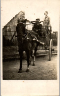 CP Carte Photo D'époque Photographie Vintage Groupe Attelage Charrette Couple  - Koppels