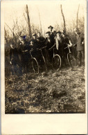 CP Carte Photo D'époque Photographie Vintage Vélo Bicyclette Cycliste Groupe  - Couples