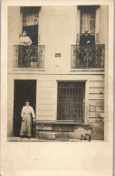 CP Carte Photo D'époque Photographie Vintage Groupe Fenêtre Immeuble Balcon - Couples