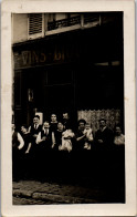 CP Carte Photo D'époque Photographie Vintage Groupe Café Bistrot Caviste  - Paare
