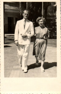 CP Carte Photo D'époque Photographie Vintage Couple Mode Marche Marcheur Rue - Paare