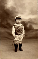 CP Carte Photo D'époque Photographie Vintage Enfant Jockey Déguisement - Sonstige & Ohne Zuordnung