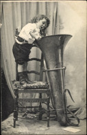 CPA Kleinkind Steht Auf Einem Stuhl Und Schaut In Eine Tuba - Autres & Non Classés
