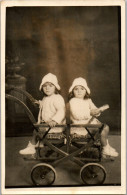 CP Carte Photo D'époque Photographie Vintage Enfant Fille Poussette Jumelles ? - Sonstige & Ohne Zuordnung