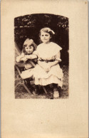 CP Carte Photo D'époque Photographie Vintage Enfant Mode Fratrie Jardin  - Other & Unclassified