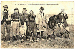 17 - T25683CPA - LA ROCHELLE - Pecheurs Et Pecheuses D' Huitres à La Pointe Des Minimes - Très Bon état - CHARENTE-MARIT - La Rochelle