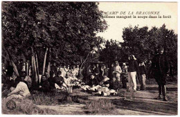 16 - B24267CPA - CAMP DE LA BRACONNE - Les Hommes Mangent La Soupe Dans La Foret - Très Bon état - CHARENTE - Other & Unclassified