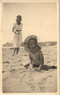 CP Carte Photo D'époque Photographie Vintage Enfant Femme Plage Sable - Non Classés