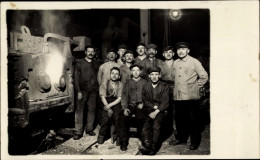 Photo CPA Arbeiter In Einer Fabrik, Gießkolonne 1930 - Autres & Non Classés