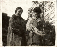 Photographie Photo Vintage Snapshot Anonyme Jeune Femme Chien Drôle Gag Soleil - Altri & Non Classificati