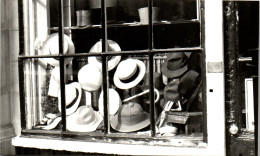 Photographie Photo Vintage Snapshot Anonyme Vitrine Chapeau London  - Autres & Non Classés