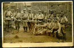 CARTE PHOTO - MILITAIRES POSANT DEVANT UNE MITRAILLEUSE SAINT ETIENNE LE 31 OCTOBRE 1915. - 1914-18