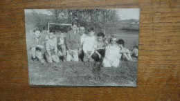 Les Abrets-monferra  : Isère Le 10-05-1960 Le Conseiller Municipal Des Abrets Mr Portier Et Le F.C.A.foot - Plaatsen