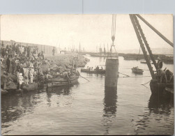 Photographie Photo Vintage Snapshot Anonyme Bateau Grue Port à Situer  - Schiffe