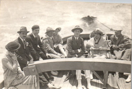 Photographie Photo Vintage Snapshot Anonyme Bateau Cinéma Groupe Mode - Bateaux