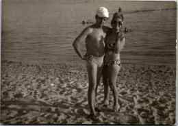 Photographie Photo Vintage Snapshot Anonyme Plage Couple Maillot De Bain  - Lieux