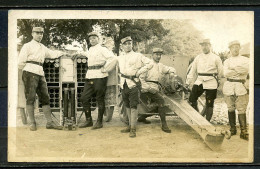CARTE PHOTO - MILITAIRES DU 37e REGIMENT ARTILLERIE DE BOURGES POSANT AVEC CANON ET OBUS DE 75 Mm. - 1914-18