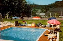 VILLARD DE LANS    ( ISERE )     HOTEL ETERLOU . LA PISCINE ET LE COURT DE TENNIS  ( ANGLE LEGEREMENT USE ) - Villard-de-Lans