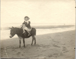 Photographie Photo Vintage Snapshot Anonyme Plage âne Enfant Amazone  Mode  - Lieux