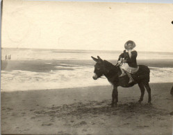 Photographie Photo Vintage Snapshot Anonyme Plage âne Enfant Amazone  Mode  - Autres & Non Classés