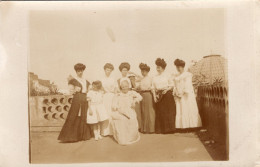 Carte Photo De Femmes élégante Avec Une Petite Fille Posant Sur Leurs Terrasse Vers 1905 - Anonieme Personen